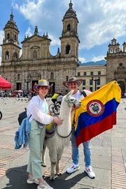Assunta und Alonso Pinardi auf dem Plaza de Bolivar in Bogota.