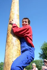Willi beim Maibaumkraxeln im &ouml;sterreichischen Freinberg. Ohne Sicherung klettern die Teilnehmer nach altem Brauch den Stamm hoch.