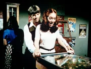 Jim Bob (David W. Harper, l.) und Ben "tauschen" ihre Freundinnen und verabreden sich mit der Herzensdame des jeweils anderen, doch dies f&uuml;hrt zu unerwarteten Eifersuchtsanf&auml;llen ...