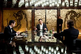Gemeinsam versuchen die beiden Traum-Sharer Arthur (Joseph Gordon-Levitt, l.) und Cobb (Leonardo DiCaprio, r.), wichtige Informationen aus dem Unterbewusstsein des japanischen Unternehmers Saito (Ken Watanabe, M.) zu entnehmen. Als der Plan schief geht, nutzt der Gesch&auml;ftsmann dies, um die beiden Diebe f&uuml;r seine Zwecke zu erpressen ...