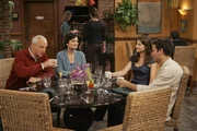 L-R: Mr. Mosby (Michael Gross), Mrs. Mosby (Cristine Rose), Robin (Cobie Smulders) und Ted (Josh Radnor)