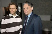 Gerner (Wolfgang Bahro, r.) erkl&auml;rt Julian (Onno Bu&szlig;), dass er fest entschlossen ist, Zoe zur Rechenschaft zu ziehen.