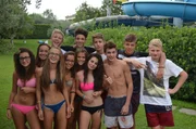 Die Jungs-WG: Sommer. Sonne. Elternfrei. Ole (l. hinten), Leroy (2.v.l. hinten), Robin (M. hinten), Nils (2.v.r. hinten) und Luc (r.) lernen italienische Jugendliche im Freibad kennen.