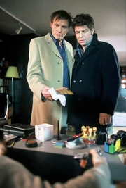 Jupp (Uwe Fellensiek, r.) und Falk (Dirk Martens, l.) finden die Leiche eines Mannes, der ans Bett gefesselt ist. Offenbar wurde er nach dem Liebesspiel ermordet ...