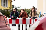Rana, Annalena und Tina beobachten den Durchgangsverkehr an der Umleitung. Von links: Tina (Anita Eichhorn), Annalena (Heidrun Gartner) und Rana (Gonca de Haas).