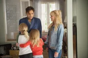 L-R: Leonardo Montenegro (Eugenio Derbez) and Kate Sullivan (Anna Faris)