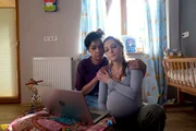 Esma Aydin (Sithembile Menck, l.) tröstet ihre Freundin Sabrina Kettler (Sarah Alles-Shahkarami, r.), deren finanzielle Situation ausweglos erscheint. Esma Aydin (Sithembile Menck, l.) tröstet ihre Freundin Sabrina Kettler (Sarah Alles-Shahkarami, r.), deren finanzielle Situation ausweglos erscheint.