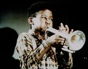 Der kleine Josh (James Bond III.) hat auf dem Dachboden eine Trompete gefunden und beginnt zum gro&szlig;en Erstaunen aller geschickt darauf zu improvisieren.