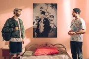 WG-Casting: Niels (Aviran Edri, l.) schaut sich das Zimmer bei Vince (Benito Bause) an.
