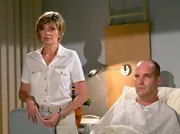 Schwester Yvonne (Maren Gilzer) ist gerade bei Achim (Johannes Steck) als er erfahren muss, dass er an H&auml;morrhagischem Fieber leidet und sofort auf die Isolierstation muss - mit ihm auch alle, die Kontakt zu Achim hatten.