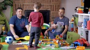 Väter Norm (li.) und Frank (re.) mit ihren Söhnen Luca und Nico.