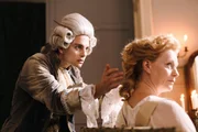 Die Chance, eine Adlige am Hof von Versailles zu frisieren, gibt L&Egrave;onard Minet (Max Hegewald) die M&circ;glichkeit, sich einen Namen als Damenfriseur zu machen. Darstellerin rechts: Liene Beinerovica.
