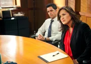 L-R: Ein junges M&auml;dchen wird bewusstlos in einem Koffer in einer Seitenstra&szlig;e aufgefunden. Wer tut so etwas? Amaro (Danny Pino) und Benson (Mariska Hargitay) ermitteln ...