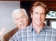 Dr. Sloan (Dick Van Dyke, l.) mit seinem Sohn Lt. Steve Sloan (Barry Van Dyke).
