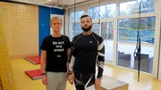 Sport macht gl&uuml;cklich, den einen mehr den anderen weniger. Pierre M. Krause (li.) und Harald Gl&ouml;&ouml;ckler beim gemeinsamen Training im Fitnessstudio.