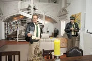 Als Hubert (Christian Tramitz, l.) und Staller (Helmfried von L&uuml;ttichau, r.) die Wohnung des Toten durchsuchen, m&uuml;ssen sie feststellen, dass dieser nicht nur Kunst-, sondern auch Frauensammler war, der penibel &uuml;ber seine zahlreichen Liebesverh&auml;ltnisse Buch f&uuml;hrte ...