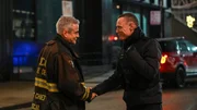 Chief Dom Pascal (Dermot Mulroney, l.) und Hank Voight (Jason Beghe, r.)