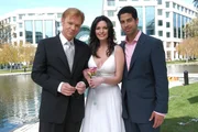 Horatio (David Caruso, li.) und Erics (Adam Rodriguez) Schwester Marisol (Alana De La Garza) machen ihr Gl&uuml;ck perfekt und heiraten.