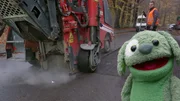 Knolle erf&auml;hrt, wie der Asphalt auf der Stra&szlig;e erneuert wird.