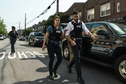 Maggie Bell (Missy Peregrym, l.); Omar Adom Zidan (Zeeko Zaki, r.)