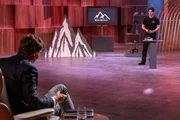 Christopher Czellary präsentiert den "Löwen" mit Peak Protect eine Handysicherung für Sportler. Er erhofft sich ein Investment von 75.000 Euro für 25 Prozent der Firmenanteile. Christopher Czellary präsentiert den "Löwen" mit Peak Protect eine Handysicherung für Sportler. Er erhofft sich ein Investment von 75.000 Euro für 25 Prozent der Firmenanteile.