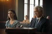 In Tom Milton (David Strathairn) findet Kya (Daisy Edgar-Jones) einen Rechtsanwalt, der unersch&uuml;tterlich an ihre Unschuld glaubt und vor Gericht gegen alle Vorurteile ank&auml;mpft.