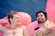 Liebeskummer schwei&szlig;t zusammen: Robbie (Fr&eacute;déric Brossier, li.) und Levo (Arash Marandi) sitzen im selben Boot.