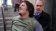Detective Stabler (Christopher Meloni) ist sich sicher: Der Obdachlose Eddie Skinner (Michael Raymond-James, l.) hat etwas zu verbergen.