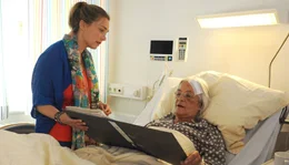 Die Sozialarbeiterin Hannah (Aglaia Szyszkowitz, li.) besucht ihre Mutter Wilhelmine (Hildegard Schmahl) im Krankenhaus und muss nun deren Hochzeitsagentur &uuml;bernehmen.