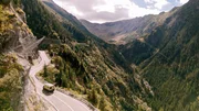 Auf ihrem 6.000 Kilometer langen Roadtrip Richtung Osten durchqueren Alex und Lorenz die Wildnis Rum&auml;niens. Die Transfăgărășan-Passstra&szlig;e f&uuml;hrt durch die Heimat unz&auml;hliger Braunb&auml;ren.