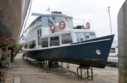 Die „Grafenwerth“ – das Wohnschiff von Eva und Sebastian Gehrlein. Die „Grafenwerth“ – das Wohnschiff von Eva und Sebastian Gehrlein.