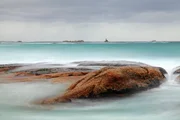Felsenk&uuml;ste in der Bay of Fires, der Feuer-Bucht.