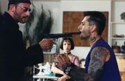 v.li.: Leon (Jean Reno), Mathilda (Natalie Portman), Client #1 (Robert LaSardo)