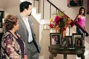 Zu Gabrielle (Eva Longoria, r.) Entsetzen erscheint Juanita (Lupe Ontiveros, l.), ihre Carlos’ (Ricardo Antonio Chavira, M.) Mutter, die sich an ihre Fersen heftet, um sie des Ehebruchs zu überführen. Zu Gabrielle (Eva Longoria, r.) Entsetzen erscheint Juanita (Lupe Ontiveros, l.), ihre Carlos’ (Ricardo Antonio Chavira, M.) Mutter, die sich an ihre Fersen heftet, um sie des Ehebruchs zu überführen.