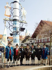 46 Gebirgssch&uuml;tzenkompanien gibt es heute noch im Bayerischen Alpenvorland - von Garmisch-Partenkirchen im Westen bis Bad Reichenhall im Osten. Einst wurden sie zur Landesverteidigung gegr&uuml;ndet. Heute z&auml;hlt zu ihren offiziellen Aufgaben auch die Erhaltung und Pflege der Tracht. Denn jede Kompanie hat ihr eigene traditionelle Montur, wie die Tracht der Gebirgssch&uuml;tzen genannt wird. Auch das Wallfahren geh&ouml;rt zu den Traditionen, die von den Gebirgssch&uuml;tzen gepflegt werden.