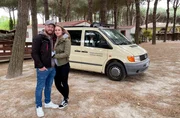 Sabrina (27) und Robin (31) vor ihrem Van 6 auf dem Stadtnahen Campingplatz Camping Castel San Pietro.