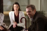 Nicht nur der Fall des Veteranen, der des Hochverrats angeklagt ist, besch&auml;ftigt das Team um House (Hugh Laurie, r.) und Adams (Odette Annable, 2.v.r.) ...