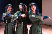 Nina Heins (Mitte) lernt einen traditionellen georgischen Tanz.