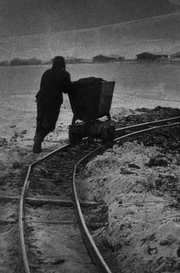 Ein Gefangener mit Transportlore, Kolyma, 1940er Jahre