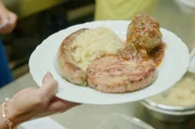 Auf der Kerwe in Winden servieren die Landfrauen den klassischen "Pf&auml;lzer Teller" mit Saumagen, Leberkn&ouml;del, Bratwurst und Sauerkraut.