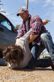 Phil Broker (Jason Statham, r.) l&auml;sst Jimmy (Marcus Hester) sp&uuml;ren, dass mit ihm nicht zu spa&szlig;en ist.