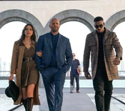 Sarah Fidel (Aubrey Plaza, l.), Orson Fortune (Jason Statham, 2.v.l.) und JJ Davies (Bugzy Malone, r.) haben als Team &uuml;berzeugt. In Doha bekommen sie von Nathan Jasmine (Cary Elwes, 2.v.r.) den n&auml;chsten Auftrag.