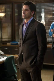 Ken Turner (John Stamos).