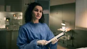 Dr. Isabella Alighieri (Nagmeh Alaei) untersucht die Tote aus dem Gef&auml;ngnis.