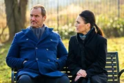 Simone (Tatjana Clasing) akzeptiert, dass Richard (Silvan-Pierre Leirich) einen Moment f&uuml;r sich braucht.