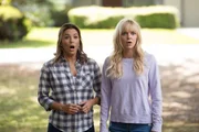 L-R: Theresa (Eva Longoria) and Kate Sullivan (Anna Faris)