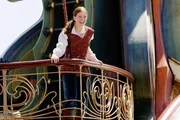 Als Lucy (Georgie Henley), ihr Bruder und ihr nerviger Cousin mit Hilfe eines Gem&auml;ldes auf der "Morgenr&ouml;te", dem Schiff von K&ouml;nig Kaspian, landen, ist das Ende der langweiligen Ferien abzusehen. Ein gef&auml;hrliches Abenteuer wartet auf das Trio ...