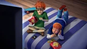 Kevin (l.) und Cheesy verbringen einen entspannten Abend miteinander. Schon bald haben sie eine Idee: Wie w&auml;re es eigentlich, den Chipmunks einen Streich zu spielen?
