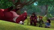 Robin (2.v.r.) und Tuck (r.) sind fassungslos. Der hypnotisierte Drache Derke (l.) ist nicht mehr er selbst.