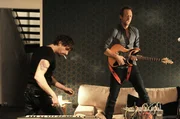 Ben (Stephan Kampwirth, re.) rockt zusammen mit Dennis (Benedikt Blaskovic), seinem neuen WG-Mitbewohner.